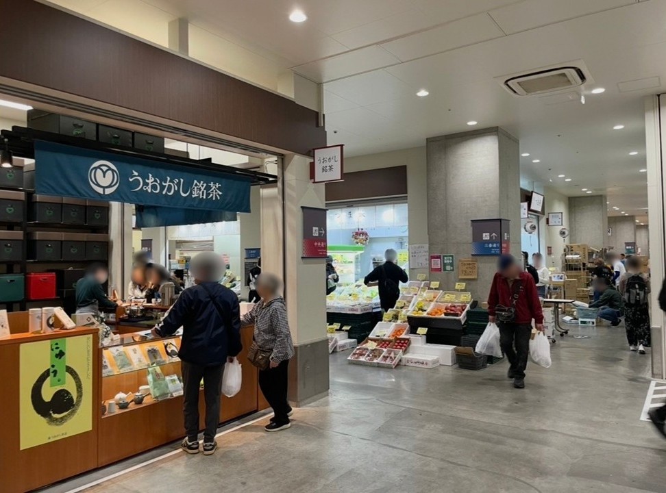 豐洲市場的魚河岸橫丁，聚集茶店與蔬果店的商店街景象。