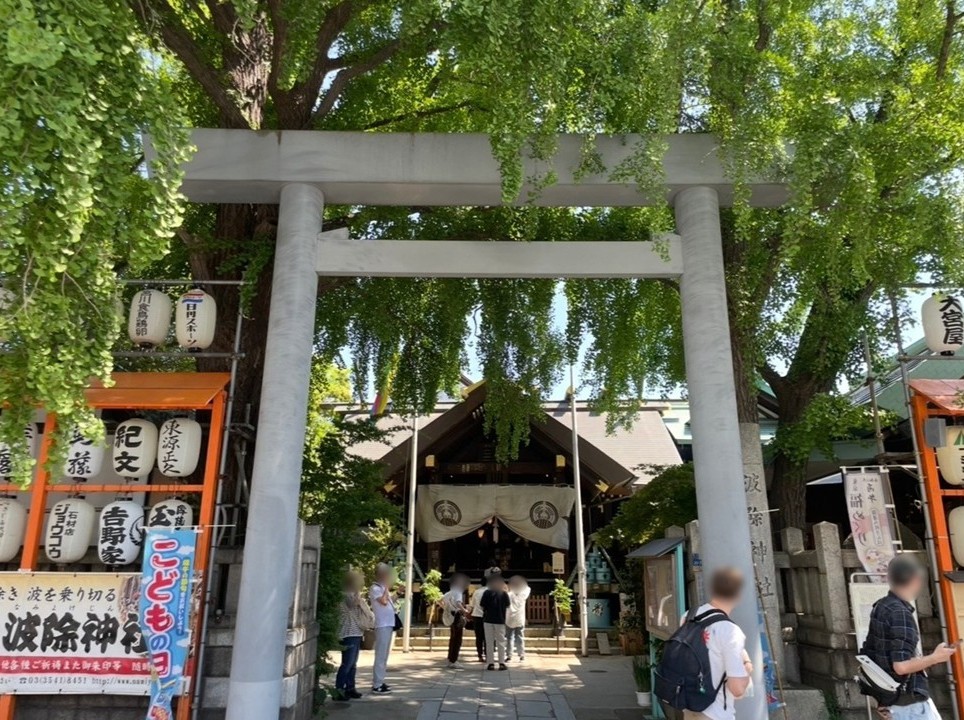 波除神社的入口，鳥居與拜殿前可見來往參拜的民眾。