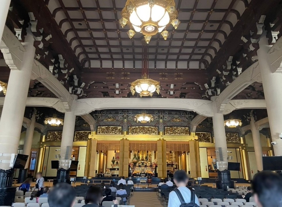 築地本願寺的內部景觀，寬敞禮堂與華麗祭壇呈現莊嚴氛圍。