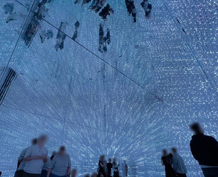 teamLab Planets 豊洲の鏡張り空間に広がる光のインスタレーション。無数の光が反射して無限に続くように見え、来館者が光の宇宙に包まれる没入型デジタルアート体験。