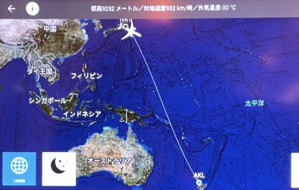 ニュージーランド航空の機内モニターに表示された成田発オークランド行きフライトの航路。太平洋上を南東方向へ進むルートと、高度・速度・外気温などの飛行情報が示された画面。