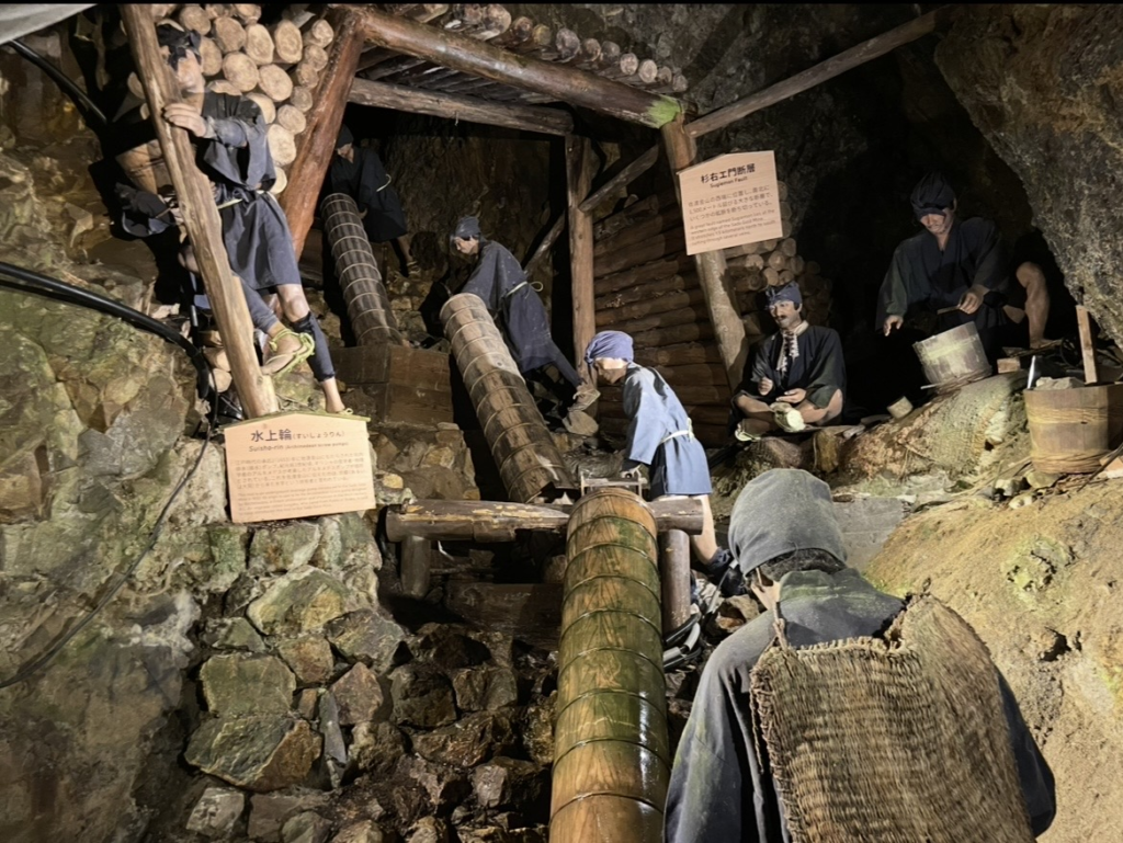 佐渡金山・宗太夫坑的展示，坑道內排列著模擬礦夫作業的人形模型，重現江戶時代採礦的工作情景。