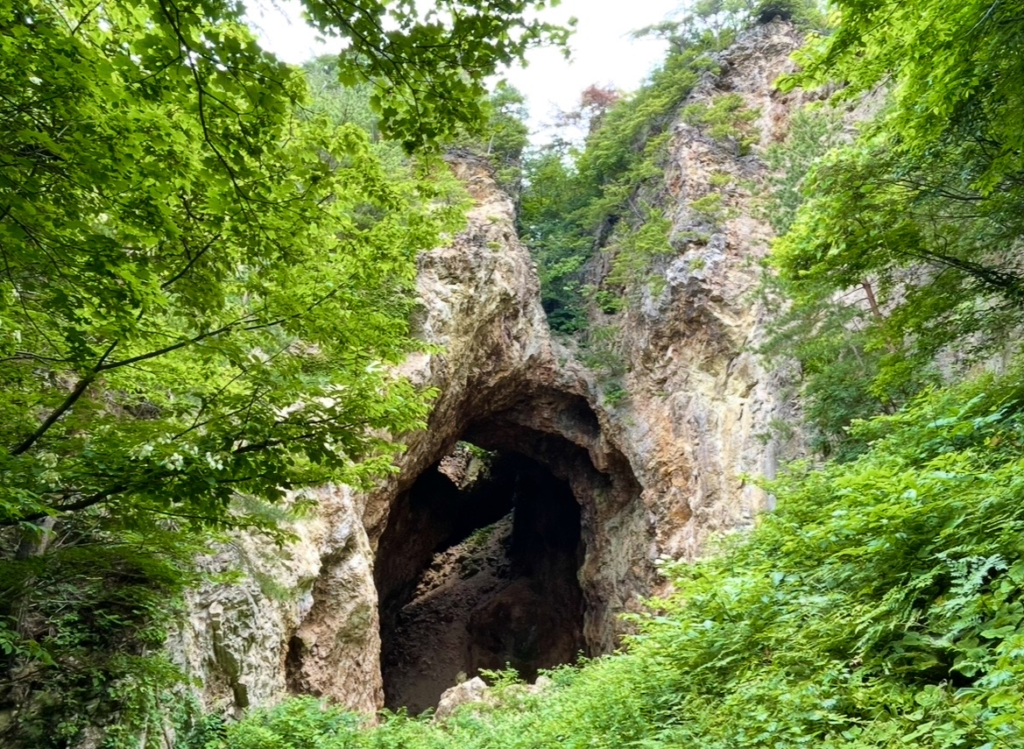 近距離拍攝的道遊之割戶景觀，巨大的岩壁從中央裂開，清楚呈現佐渡金山的象徵性自然地形。