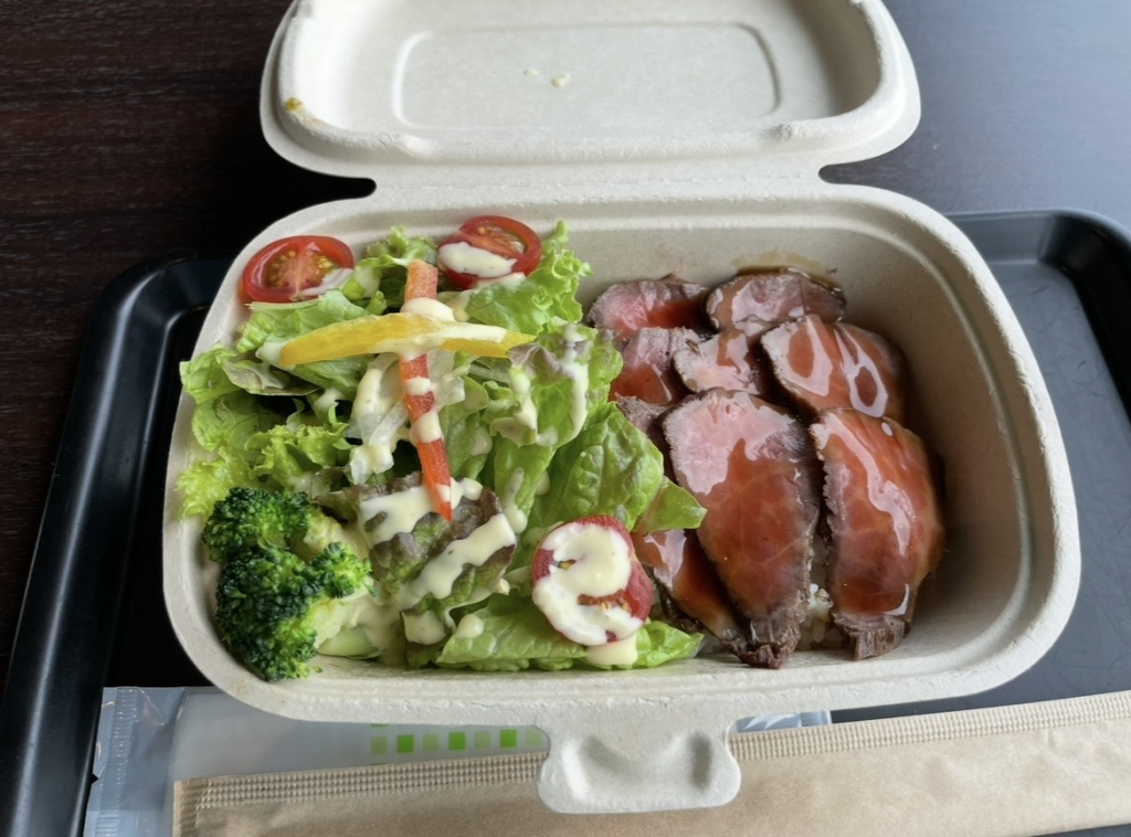 Naitai Terrace 的烤牛肉丼。嫩滑的烤牛肉淋上濃郁醬汁，旁邊搭配色彩鮮豔的沙拉，以外帶餐盒盛裝的美味餐點。