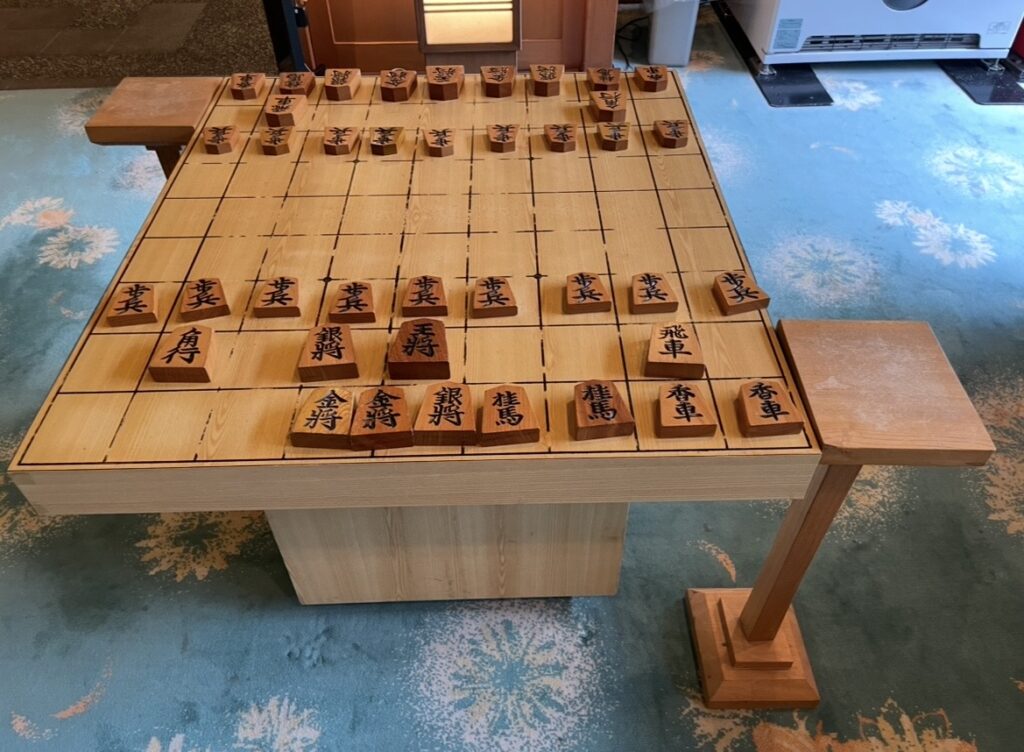 ほほえみの宿 滝の湯に設置された本格的な将棋盤。天童市らしい伝統文化を感じられるスペースの写真。