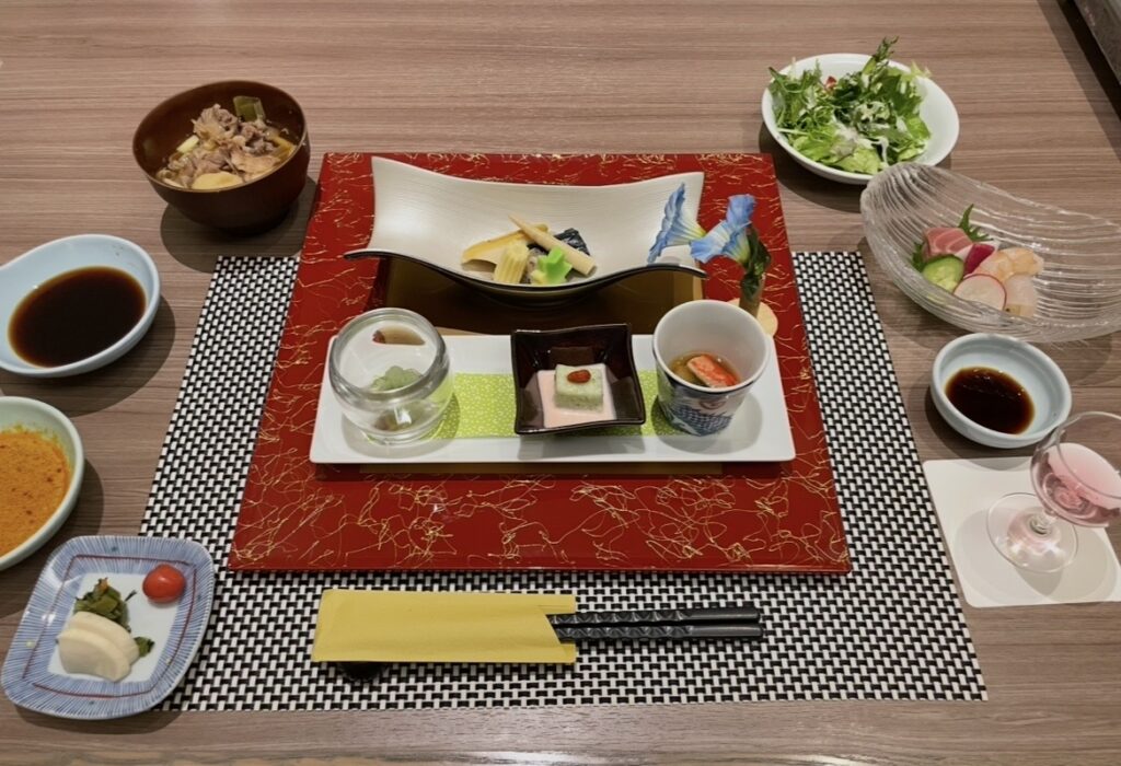 ほほえみの宿 滝の湯の夕食前菜。だだちゃ豆豆腐や彩り野菜の盛り合わせなど、山形の味覚を楽しめる小鉢が並ぶ前菜プレートの写真。