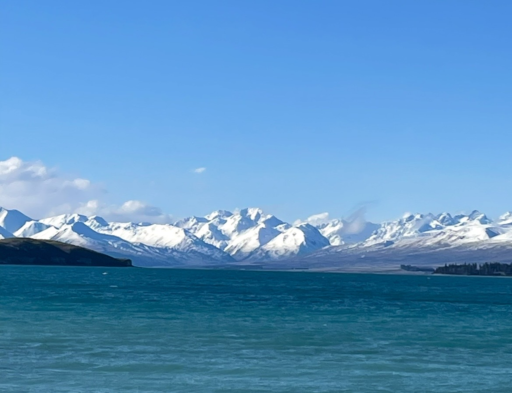 乳藍色的特卡波湖與覆雪的南阿爾卑斯山交織成絕景,在清澈藍天下閃耀的湖面與雄偉山脈展現紐西蘭南島的壯麗風光