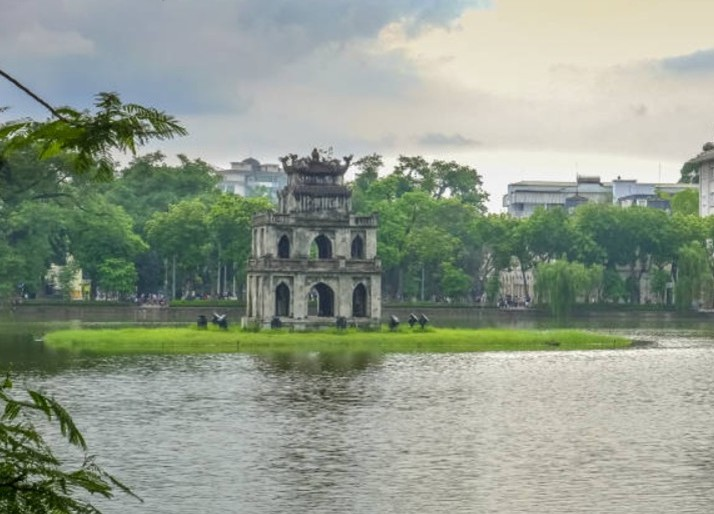 還劍湖小島上的龜塔與倒映在寧靜湖面的翠綠景致