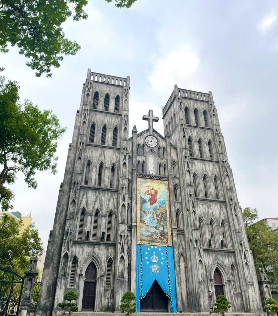 河內聖若瑟主教座堂厚重的新哥德式立面與前方寧靜的街景