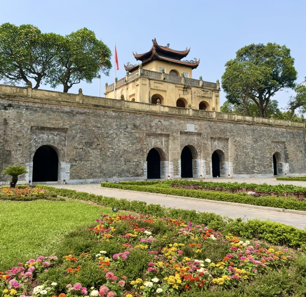 河內昇龍皇城遺址的歷史城門、黃色建築與整齊花壇所構成的景致