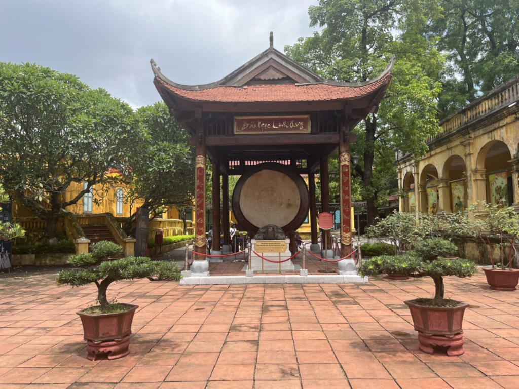 昇龍皇城遺址大鼓樓的傳統屋頂、大鼓與盆栽排列的歷史中庭景致
