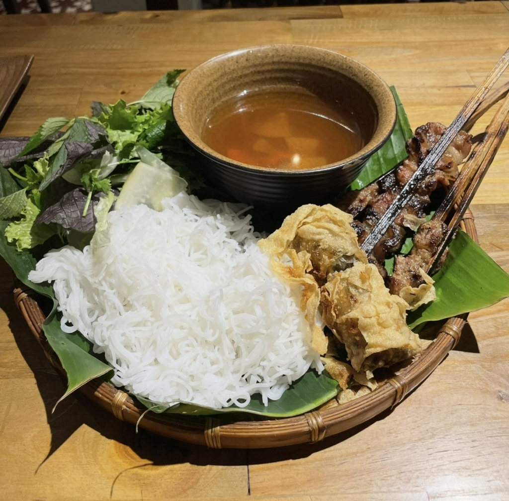 河內名物烤肉米線的傳統擺盤,包含米線、香草、烤豬肉與炸春捲