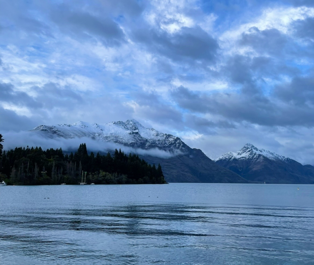 皇后鎮清晨的湖景與雪山，前往米爾福峽灣行程出發地的寧靜冬季風光