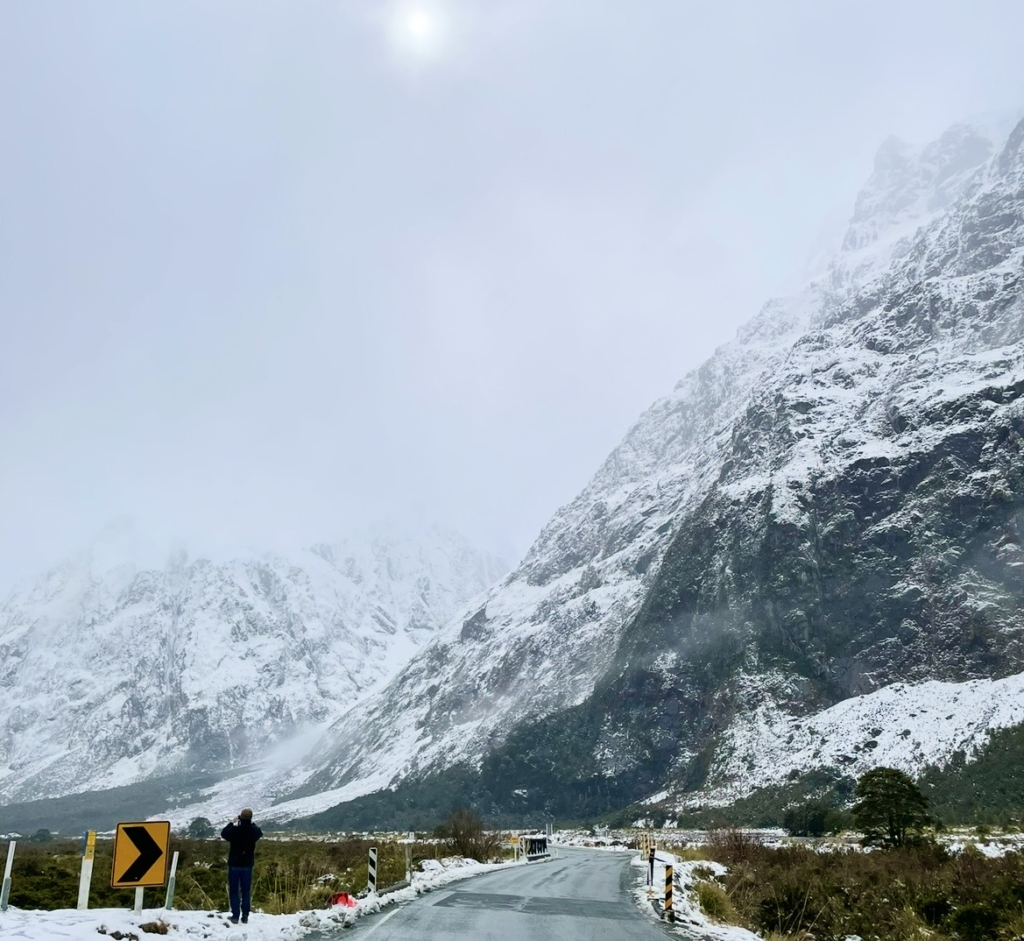 前往米爾福峽灣途中可見的雪山與蜿蜒道路的冬季風光