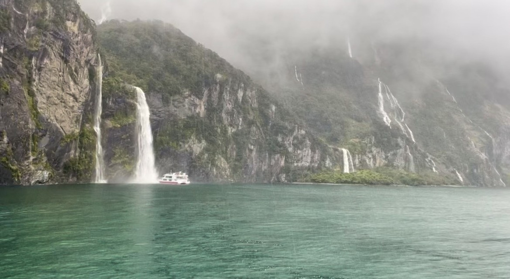遊船靠近米爾福峽灣巨大瀑布與峭壁的震撼景色