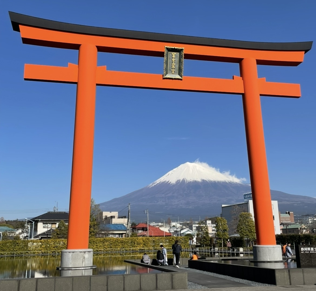 從富士山本宮淺間大社的一之鳥居望向雄偉富士山的絕景照片,是旅人最喜愛的拍照與打卡景點之一。