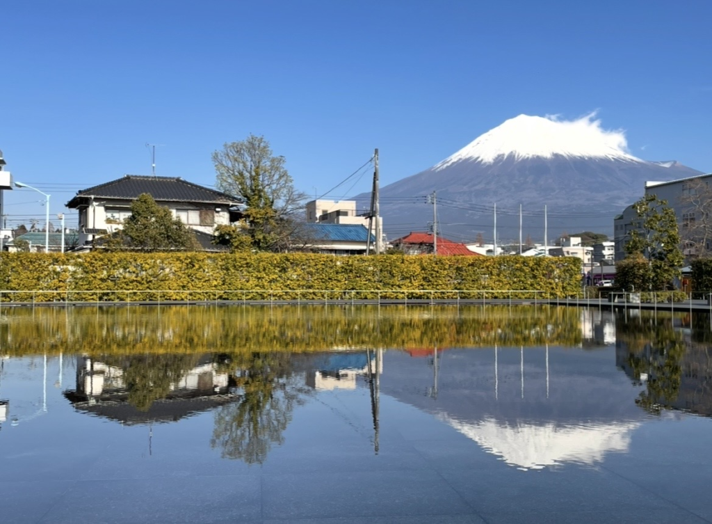 水面倒映出迷你版的倒影富士山,與周圍的房屋與樹木相互映襯,是富士山世界遺產中心附近受歡迎的拍照景點。
