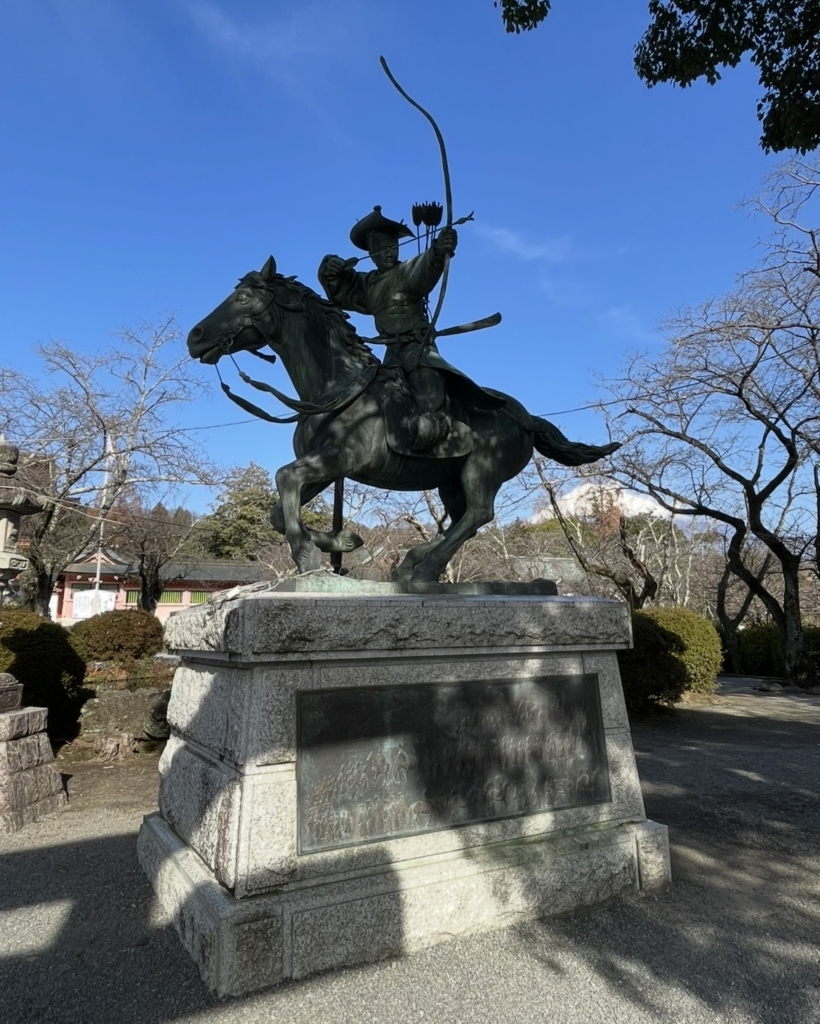 富士山本宮淺間大社的流鏑馬騎射武士銅像,展現武士在奔馳的馬上拉弓射箭的英姿,是充滿歷史氛圍的代表性景點。