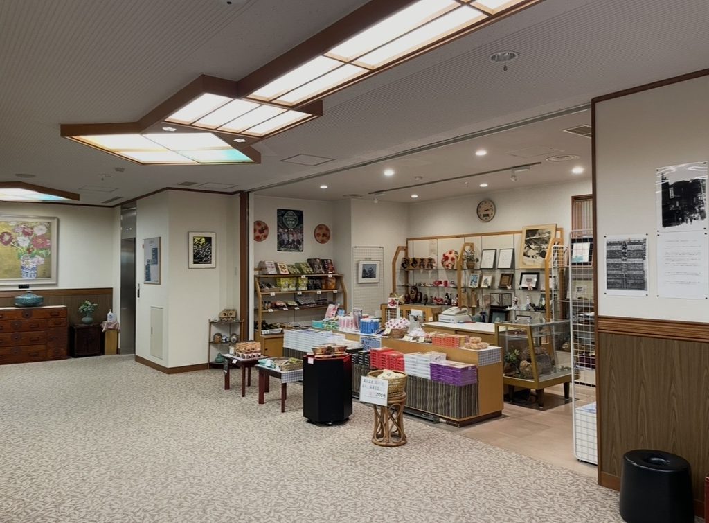 五感の湯つるやのロビーにあるお土産店。書籍や工芸品、菓子などが整然と並ぶ明るい売店で、木の温もりある内装が蔵王温泉の旅館らしい落ち着いた雰囲気を伝える。