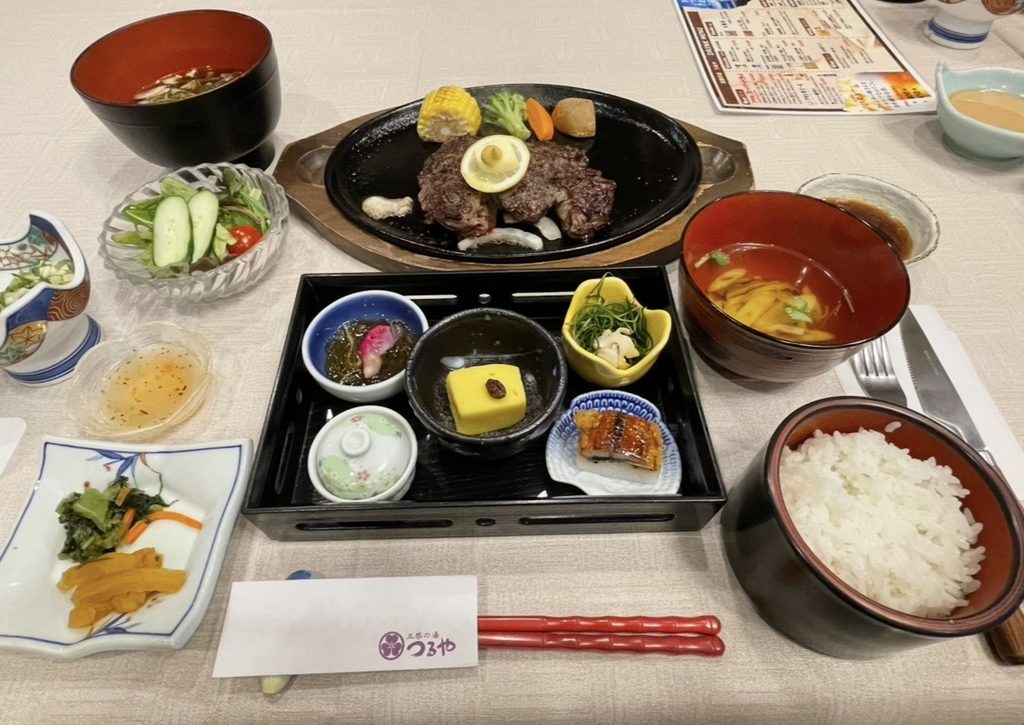 五感の湯つるやの夕食ステーキ膳。蔵王牛の鉄板焼きにレモンを添え、味噌汁やご飯、小鉢、サラダが並ぶ和食膳で、旅館らしい丁寧な会席スタイルが伝わる。