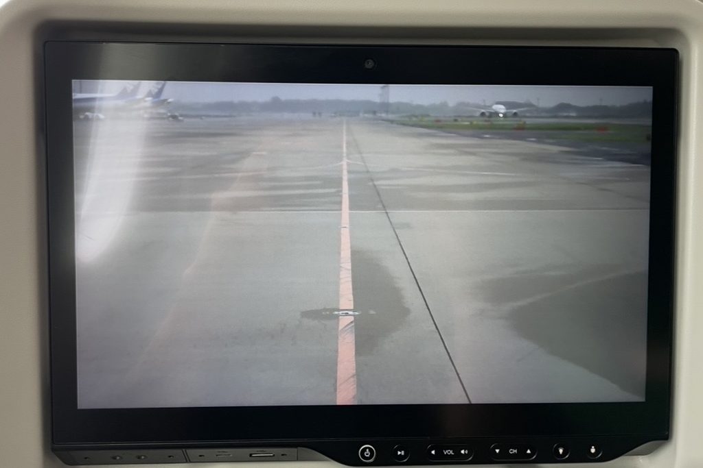 ターキッシュエアラインズの機外カメラシステム。滑走路へ向かうタキシング中の映像がシート背面モニターに映し出され、機体の外の状況をリアルタイムで確認できる。
