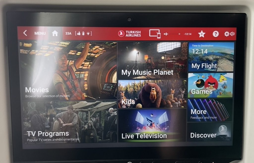 ターキッシュエアラインズの機内エンターテインメント画面。映画やテレビ番組、音楽、ゲームなど多彩なコンテンツが並び、長時間のフライトでも快適に過ごせる工夫が感じられる。