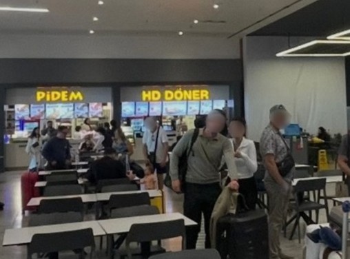 伊斯坦堡國際機場美食廣場的 HD Döner 店面，明亮櫃台上展示菜單，周圍聚集包括 PIDEM 在內的多家餐飲店，旅客在熱鬧區域中用餐與點餐。