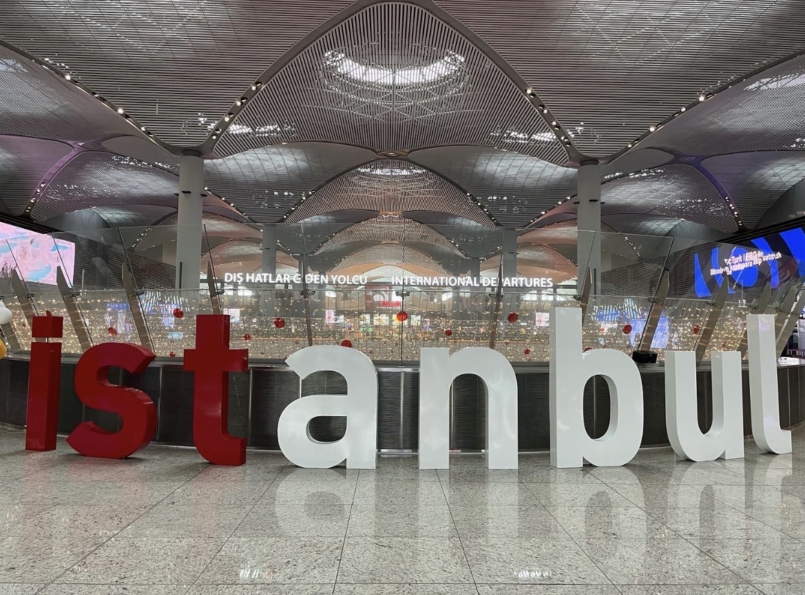 伊斯坦堡國際機場出發大廳入口的大型「ISTANBUL」裝置藝術，曲線天花板與燈光效果營造近未來氛圍，成為象徵國際線出發區的醒目景點。