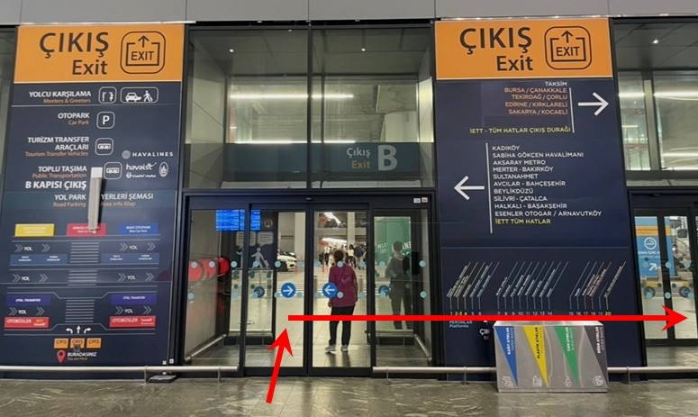 伊斯坦堡國際機場出口附近的指示牌，標示前往 Havaist 搭乘處的方向，讓旅客在抵達後能清楚掌握移動路線。