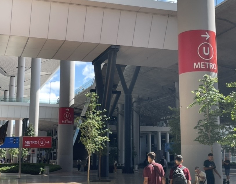 Metro signage at Istanbul Airport, with red “U METRO” signs lining the corridor and clearly indicating the direction toward the station.