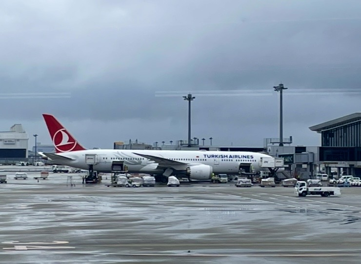 停在成田機場停機坪的土耳其航空班機。
雨後的跑道上地面支援車輛來回穿梭,呈現出發前的準備作業。