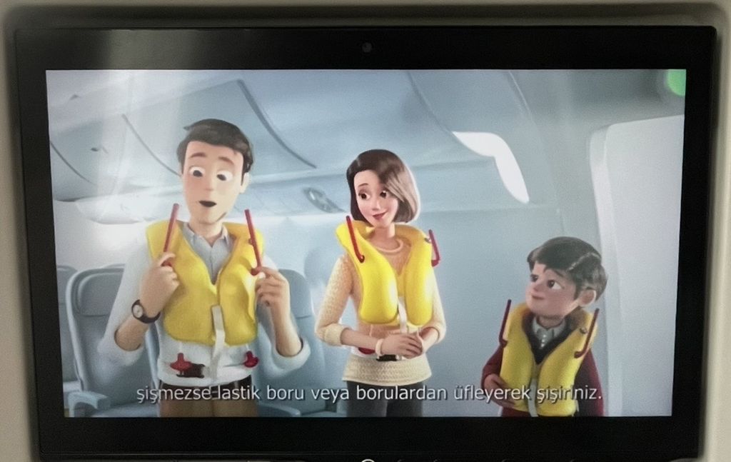 土耳其航空的機上安全影片,以動畫方式示範救生衣的使用方法。
影片以清楚易懂的方式呈現,讓乘客更容易理解緊急時的操作步驟。