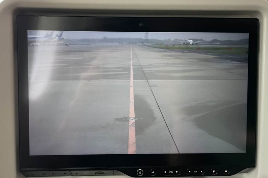 土耳其航空的機外攝影系統,座椅背面的螢幕正播放滑行中的畫面。
旅客能即時看到飛機周圍的狀況,了解前往跑道時的動態。