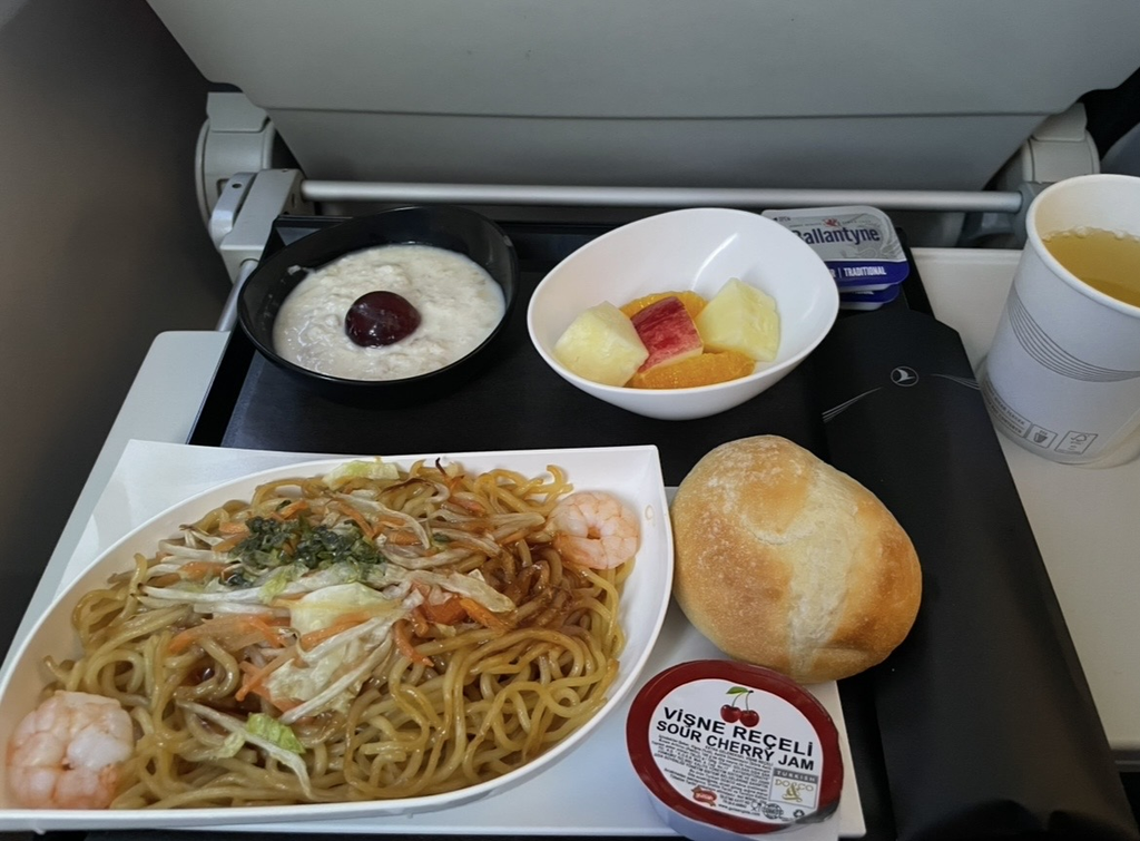 土耳其航空提供的機上麵食,內含蝦仁與蔬菜的熱麵。
搭配水果與甜點,作為抵達前的輕食也相當有飽足感。
