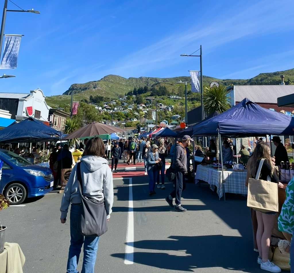 基督城利特爾頓的農夫市集景象。
在晴朗的天空下,當地居民在熱鬧的攤位間選購食材與雜貨。