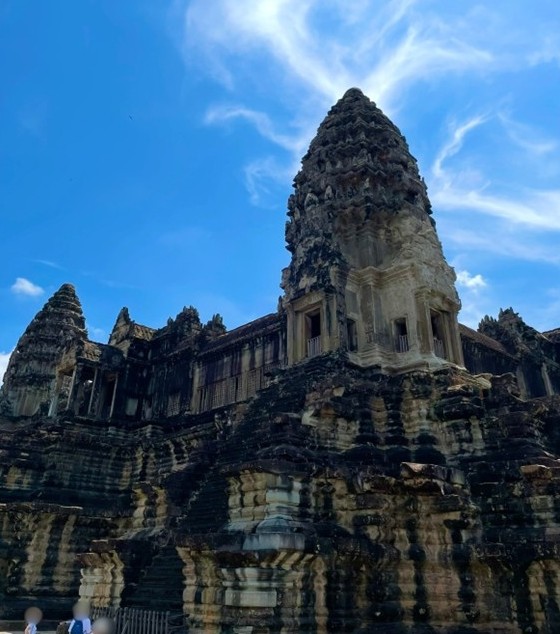 吳哥窟（Angkor Wat）第三迴廊的角塔，藍天背景下聳立於層層石造基壇上的中央尖塔。