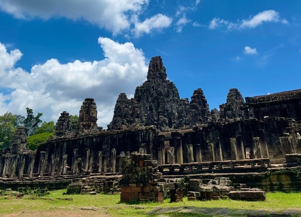 吳哥城巴戎寺（Bayon Temple）的外觀全景，藍天之下綿延的複雜石造迴廊與眾多神塔。