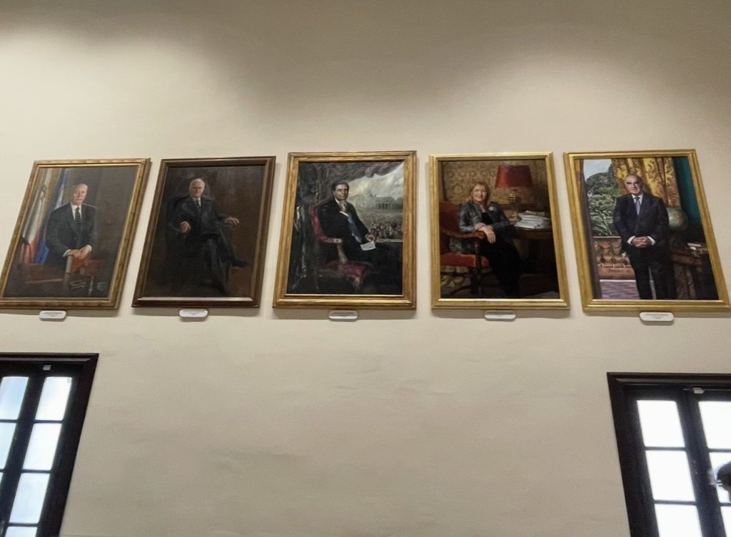 騎士団の宮殿に飾られた歴代大統領の肖像画。整然と並ぶ額装のポートレートが、国家の歩みと品格を感じさせる重厚な展示空間。