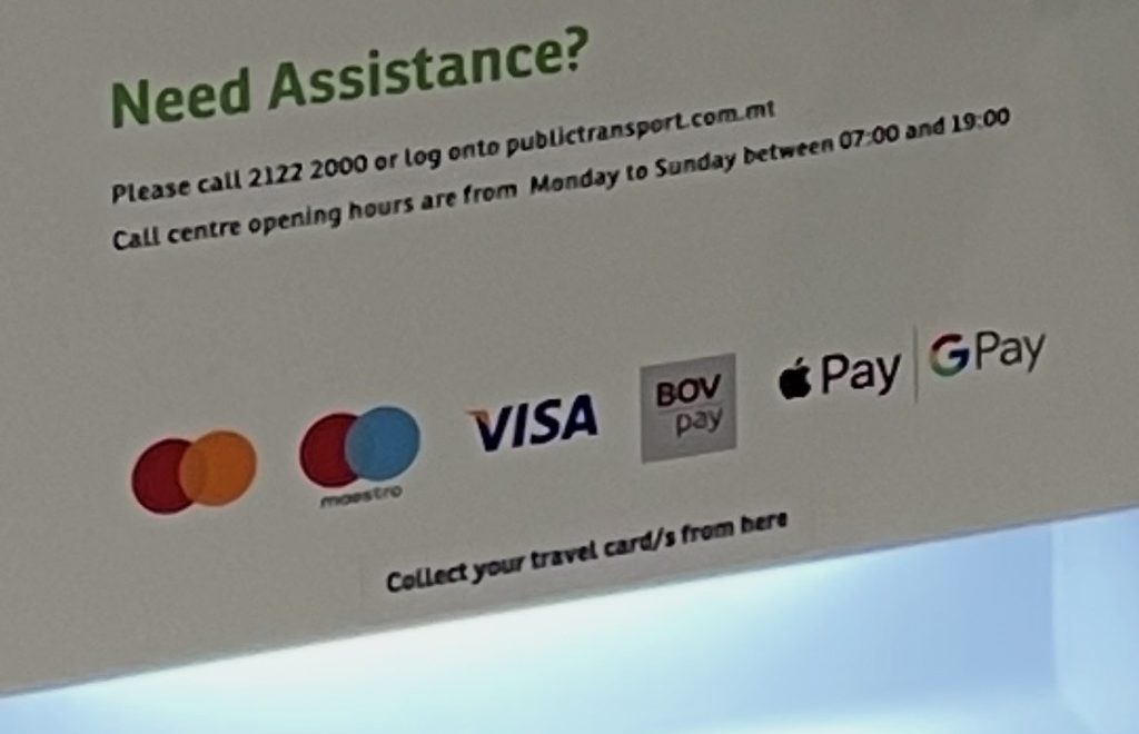 マルタ国際空港にあるバス券売機に表示されたVISAやMastercard、Apple Payなどのタッチ決済対応ブランドのロゴマーク。
