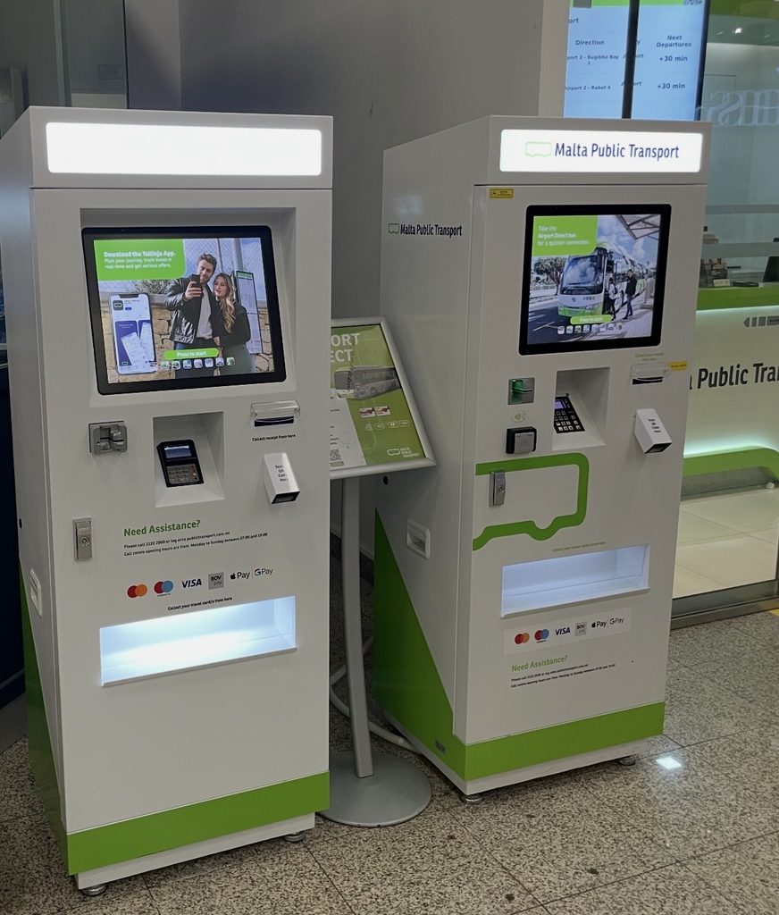マルタ国際空港のターミナル内に2台並んで設置された、緑と白のカラーリングが特徴的なマルタパブリックトランスポートの自動券売機。