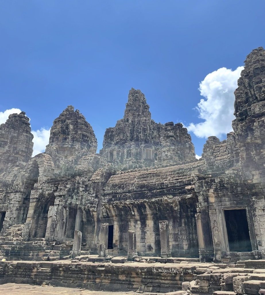 巴戎寺（Bayon Temple）標誌性的四面佛神塔，藍天之下聳立的「高棉的微笑」石雕。