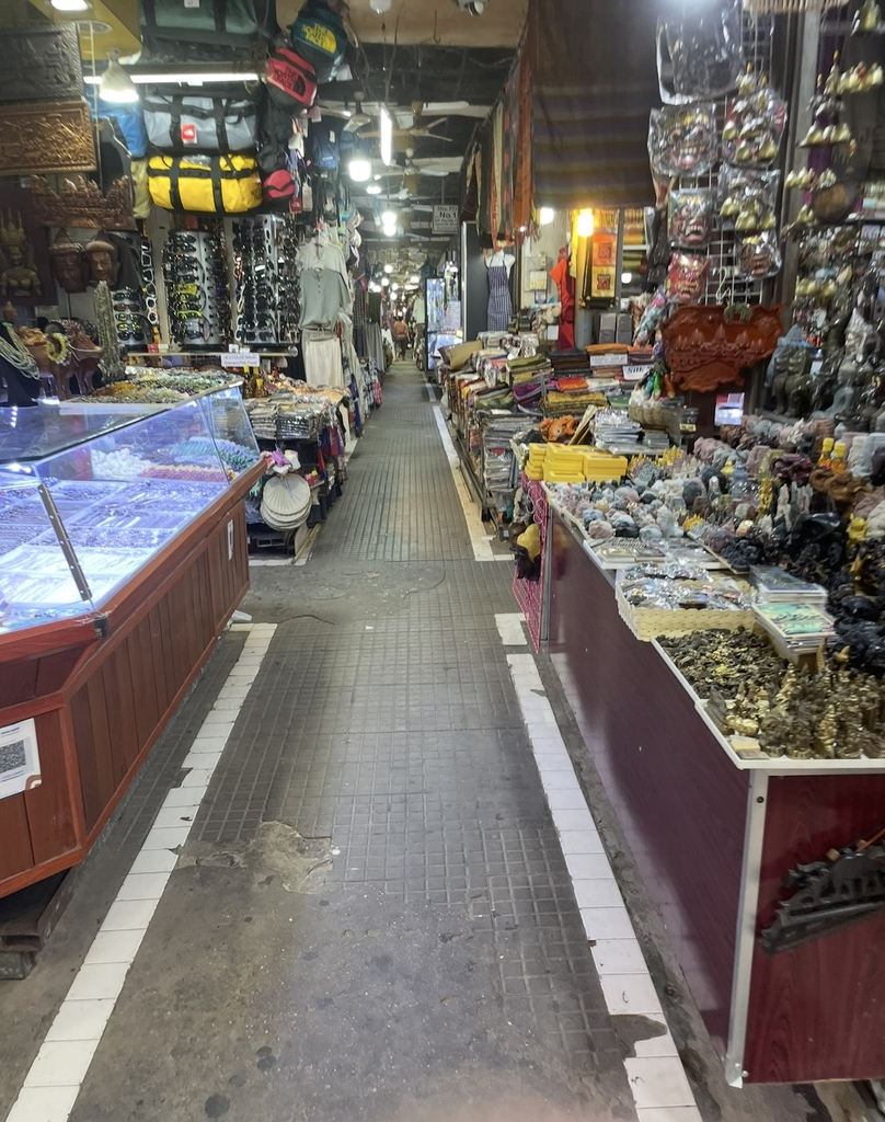 暹粒老市場內擺滿手工藝品與服飾的狹窄商店街通道。