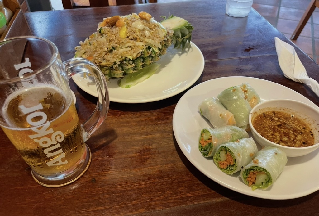 在暹粒Khmer Taste餐廳享用的高棉特色鳳梨炒飯、生春捲與吳哥啤酒。