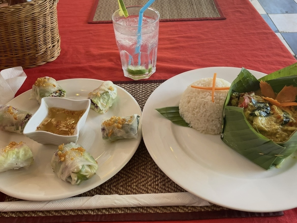 在The Red Angkor餐廳享用的芭蕉葉盛裝柬埔寨阿莫克咖哩與生春捲。