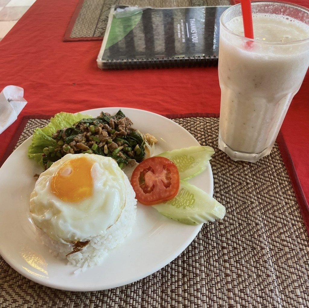 在The Red Angkor餐廳享用、帶有溫和辛香料風味的高棉碎肉炒飯配藍西。