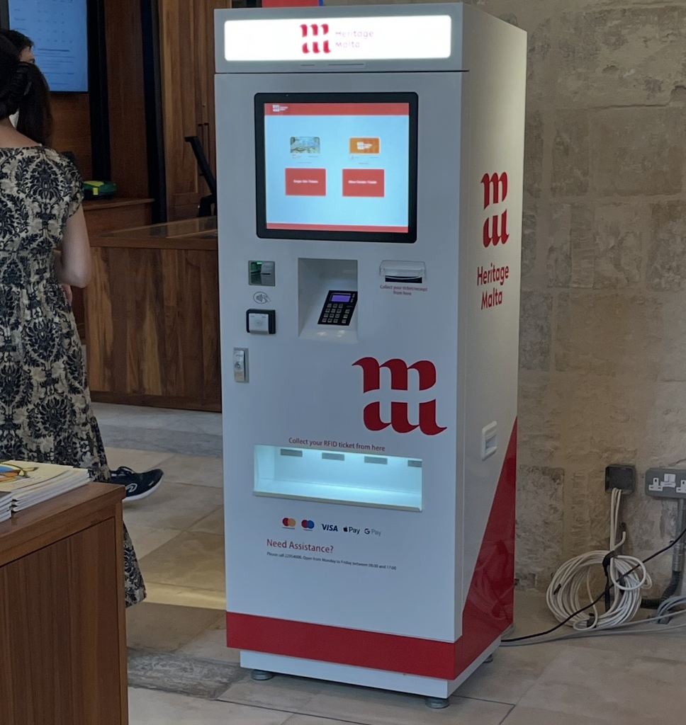 設置在騎士團宮殿內的售票機，可透過觸控螢幕購買 Heritage Malta 的門票。現代化設備置於歷史建築之中，形成觀光景點中獨特的對比風景。