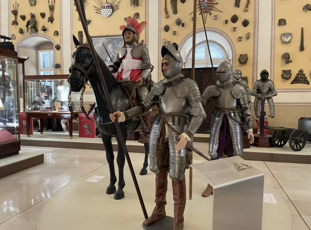 Knight armor and weaponry displayed in the Knights’ Palace, including mounted knight figures and soldiers holding long spears. A powerful exhibition space that conveys the atmosphere of medieval battles and the history of the Maltese Knights.