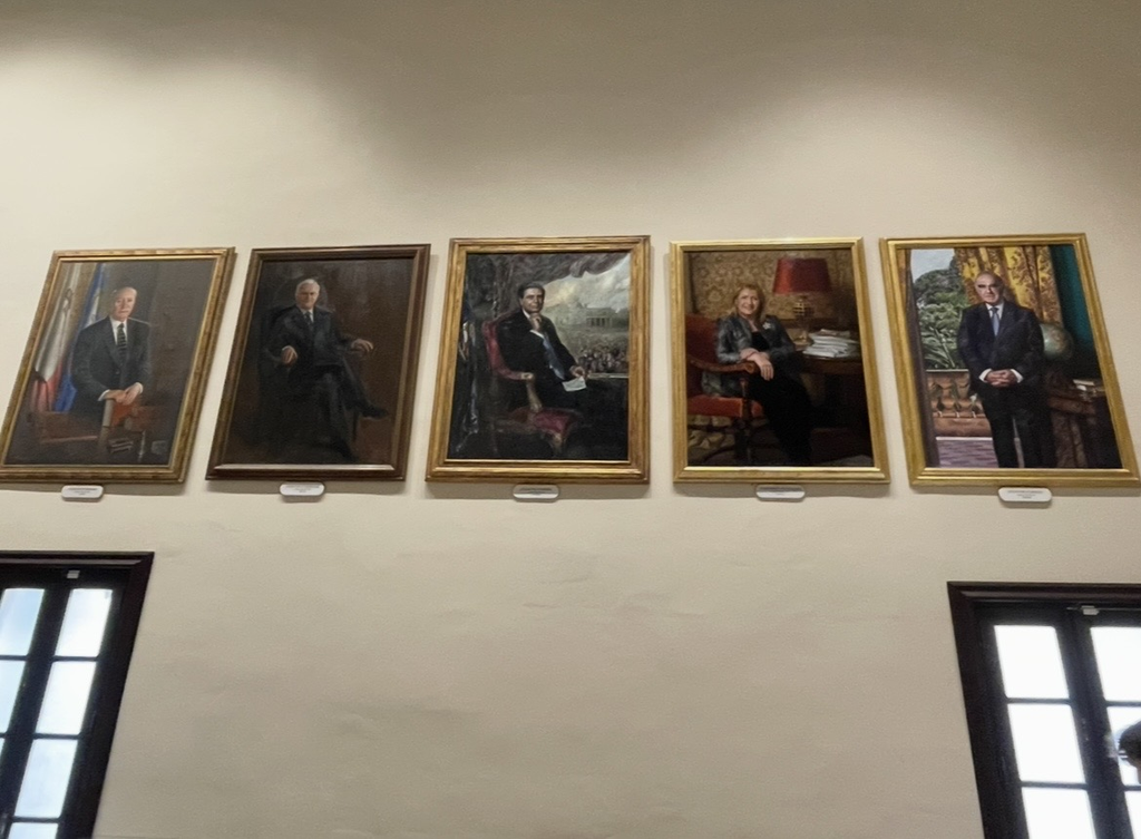 Portraits of former presidents displayed in the Knights’ Palace, with framed paintings neatly arranged along the wall. A dignified exhibition space that reflects the nation’s history and sense of prestige.